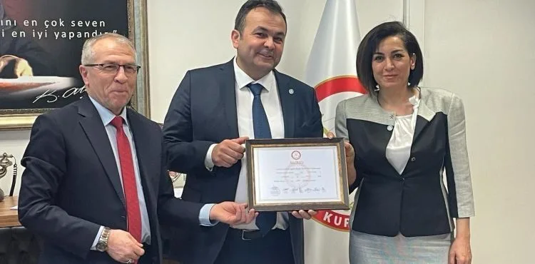 İYİ Parti Talas Belediye Meclis Üyeleri mazbatalarını aldı