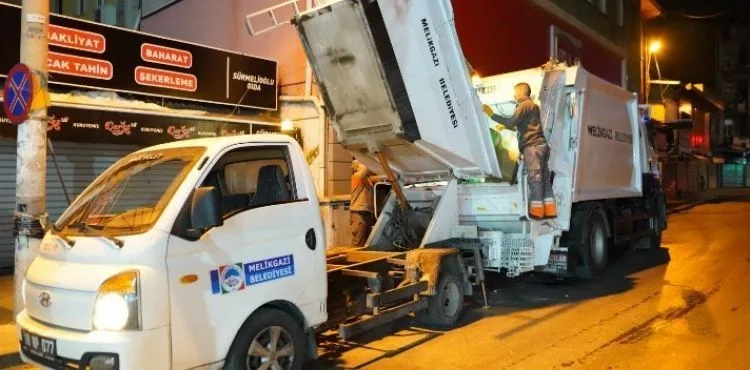 MELİKGAZİ, ÇARŞI BÖLGESİNDE GECE TEMİZLİK MESAİSİ YAPTI