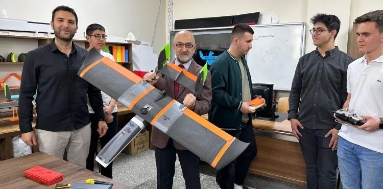 Kartal MTAL Uçak Bakım Bölümü öğrencileri, TÜBİTAK Bölge Birincisi oldu