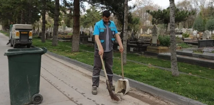 BÜYÜKŞEHİR İLE KAYSERİ’DE MEZARLIKLAR BAYRAMA HAZIR