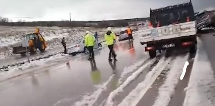 Dolu yağışından etkilenen yollar temizlenerek açıldı