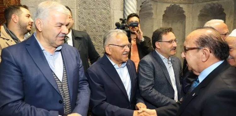 BAŞKAN BÜYÜKKILIÇ HUNAT CAMİİ’NDE VATANDAŞLARLA BAYRAM NAMAZINDA BULUŞTU