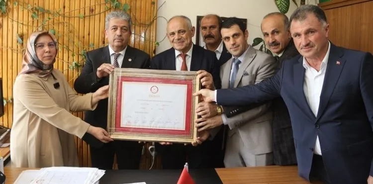 BAŞKAN ESAT ÖZTÜRK MAZBATASINI ALARAK "MİMARLIK DÖNEMİNE" RESMEN BAŞLADI