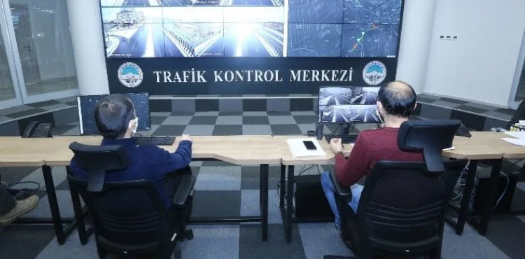BÜYÜKŞEHİR’İN AKILLI PROJESİ, 320 KAMERA İLE 135 KAVŞAKTA TRAFİK AKIŞINI CANLI TAKİP EDİYOR