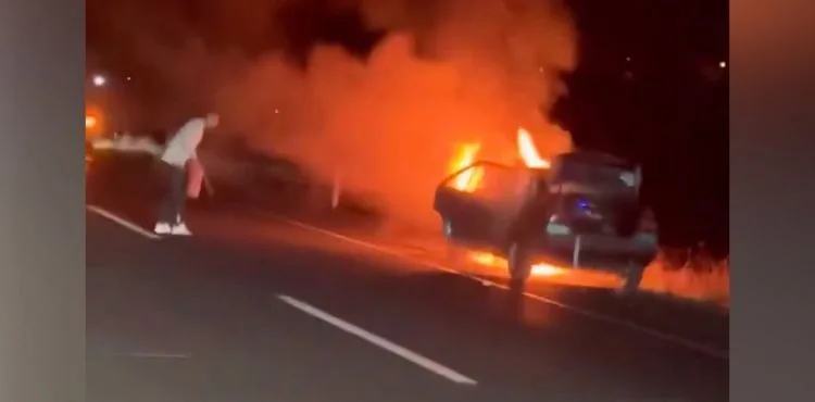Seyir halindeki otomobilden alevler yükseldi