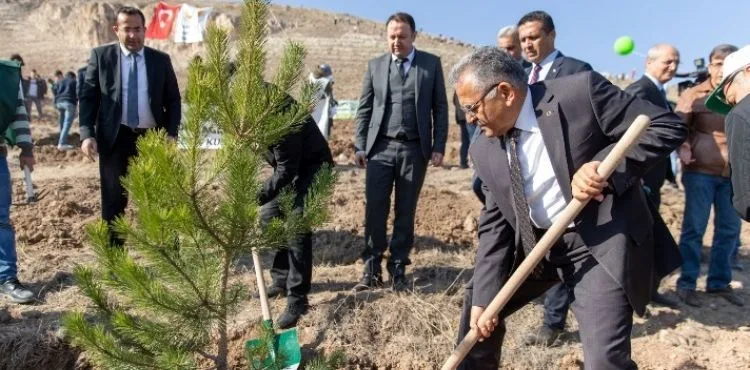 ÇEVRE, ŞEHİRCİLİK VE İKLİM DEĞİŞİKLİĞİ BAKANLIĞI İLE BÜYÜKŞEHİR BELEDİYESİ’NDEN ERCİYES’TE AĞAÇLANDIRMA TÖRENİ