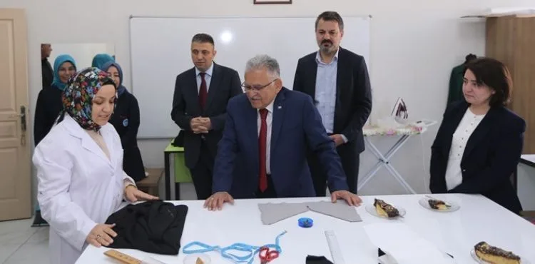 BAŞKAN BÜYÜKKILIÇ, PINARBAŞI’DA KAYMEK KURSİYERLERİ VE İLÇE ESNAFLARI İLE BİR ARAYA GELDİ