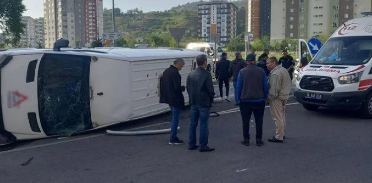 Servis aracının devrildiği kazada 5 kişi yaralandı