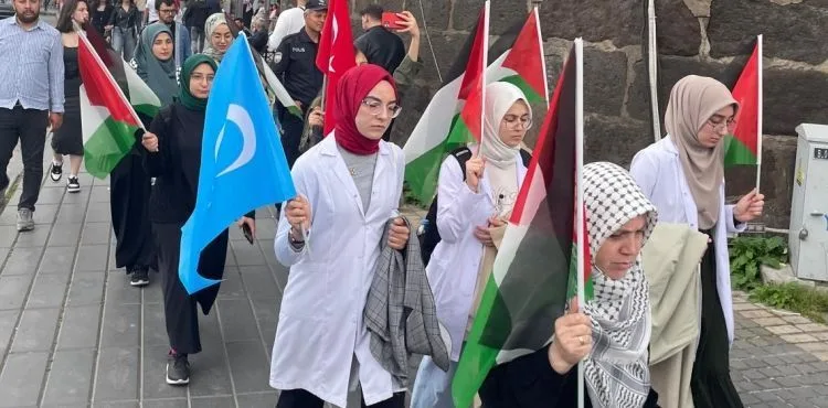 Kayseri'de sağlık çalışanları Filistin için ‘sessiz yürüyüş’ gerçekleştirdi