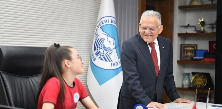 ÇOCUK BAŞKAN BÜYÜKŞEHİR KOLTUĞUNA OTURDU, “ÇANAKKALE GEZİSİ” TALİMATI VERDİ