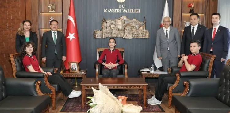 Vali Çiçek, Koltuğunu 8.Sınıf Öğrencisine devretti