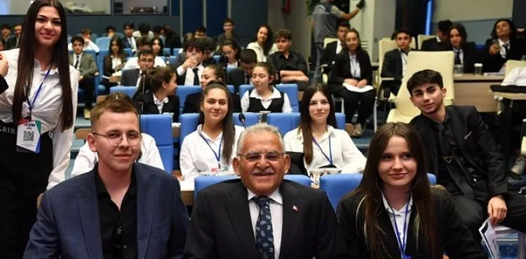 GENÇ DOSTU BAŞKAN, ÖĞRENCİLERE TBMM GEZİSİ SÖZÜ VERDİ