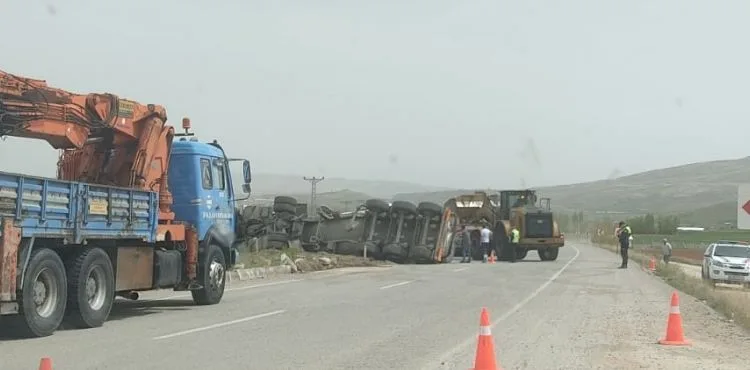 Tankerli tır devrildi: 1 yaralı
