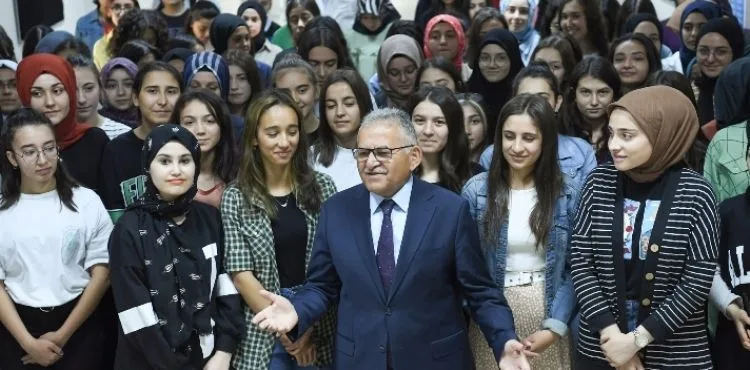 BAŞKAN BÜYÜKKILIÇ TALİMAT VERDİ, BÜYÜKŞEHİR 27 BİN 570 ÖĞRENCİYE “KIRTASİYE” DESTEĞİ SAĞLADI