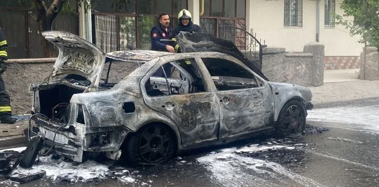 Elektrik aksamında yangın çıkan otomobil küle döndü
