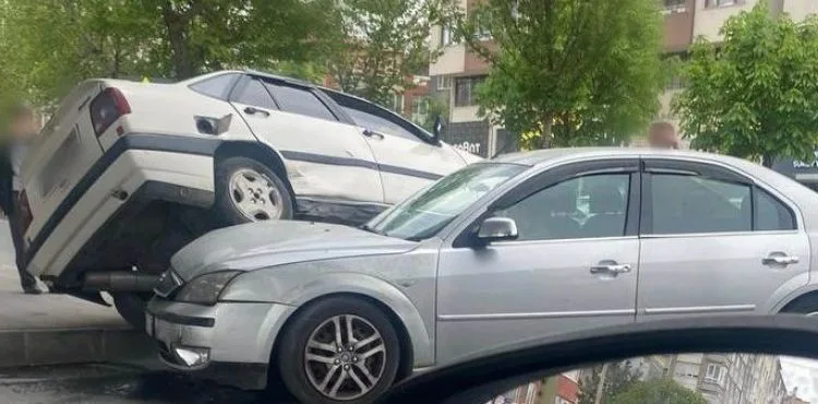Çarpışmanın etkisiyle otomobillerden biri diğerinin kaputuna çıktı