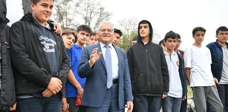 BÜYÜKKILIÇ’TAN, PAZARÖREN FEN LİSESİ’NDE ÖĞRENCİLERE MÜJDELER