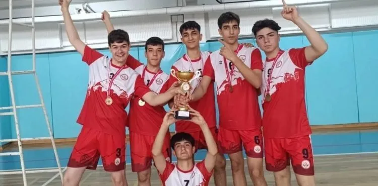 Küçükler voleybolda Elit Voleybol tur atlarken KVK elendi