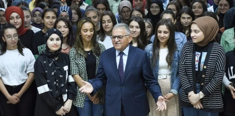 BÜYÜKŞEHİR’DEN 7 BİN ÖĞRENCİYE ULAŞIM KARTI