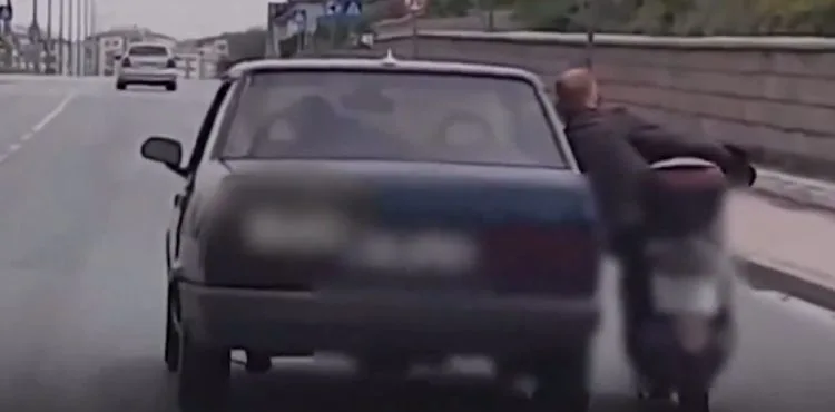 Otomobil ve motosikleti dip dibe sürdüler, can güvenliği hiçe sayıldı