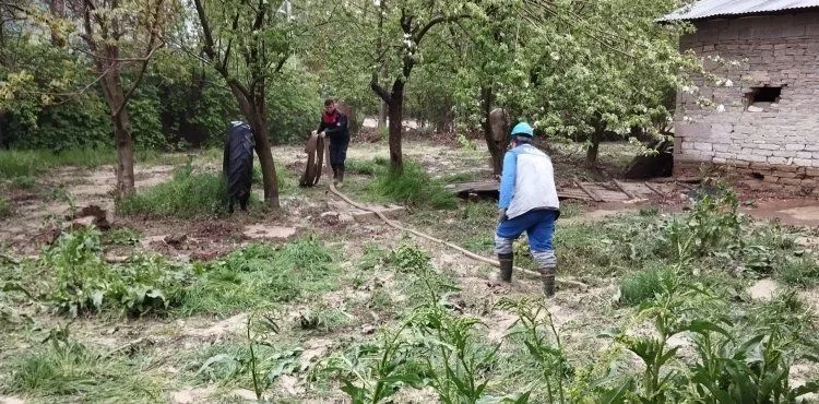 Yoğun yağıştan dolayı mağdur olan vatandaşlara KASKİ ekipleri yetişti