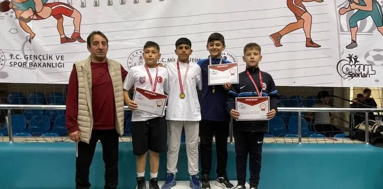 Kayserili güreşçiler takım halinde Türkiye ikincisi oldu