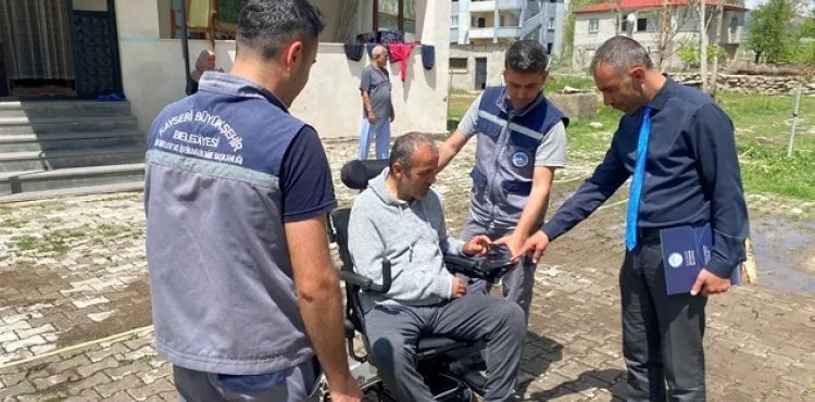 BAŞKAN BÜYÜKKILIÇ’TAN AKÜLÜ TEKERLEKLİ SANDALYE İSTEDİ, ANINDA TALEBİ KARŞILANDI