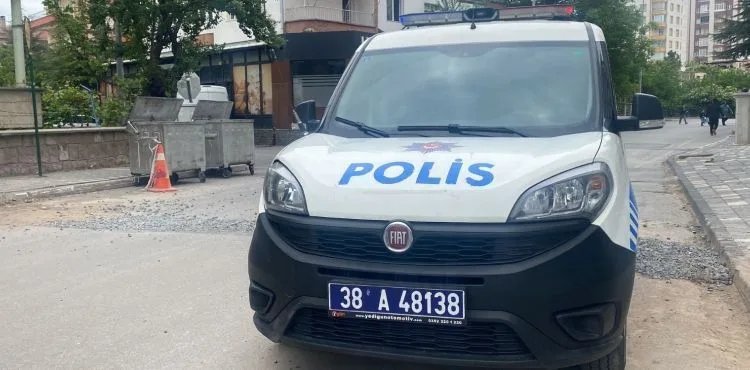 Uzaklaştırma kararı bulunan babası tarafından bıçakla yaralanan kızı hafif yaralandı