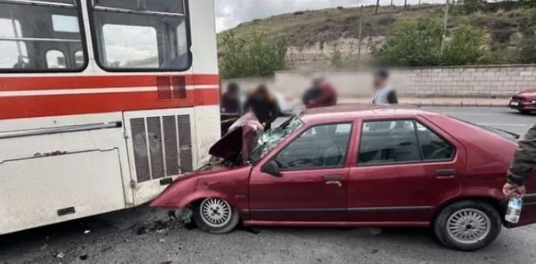 Halk otobüsü ile otomobil çarpıştı: 3 yaralı