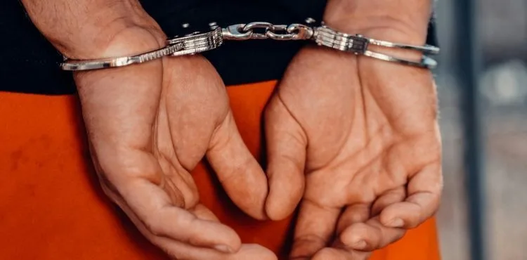 Kızını kasten öldürmeye teşebbüsten aranan şahıs tutuklandı