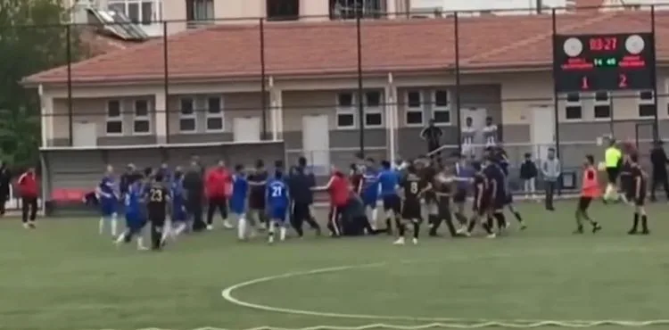 Amatör futbol maçında kavga çıktı