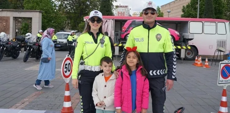 Trafik ekipleri uygulamalı eğitim ile hem çocukları hem de yetişkinleri bilgilendiriyor