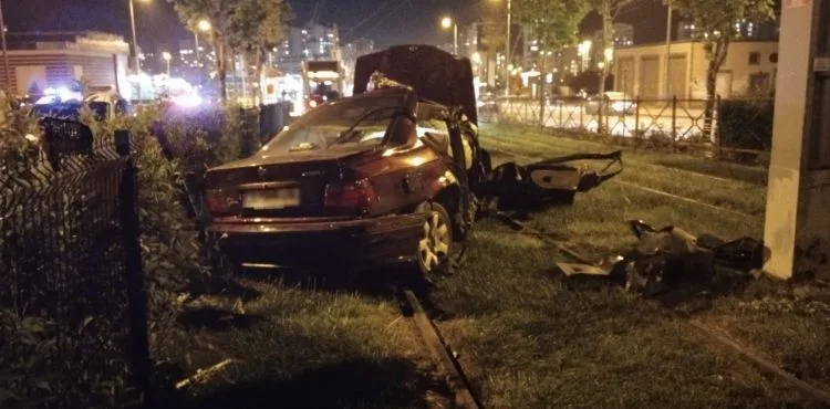 Otomobil direğe çarptı: 2’si ağır 4 yaralı