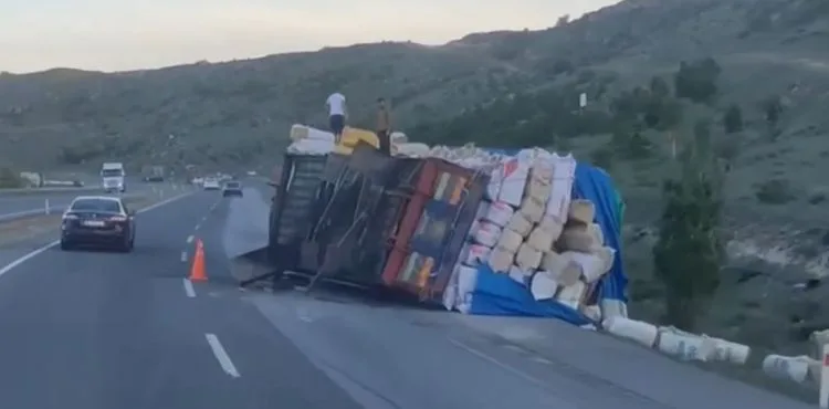 Yük dolu TIR devrildi