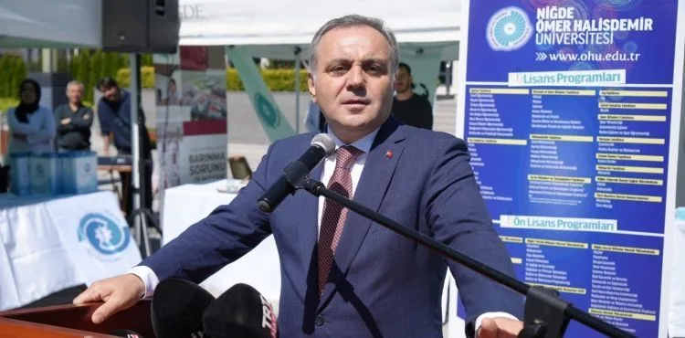 Rektör Prof. Dr. Fatih Altun, Niğde Üniversite Tanıtım Fuarı'nda Öğrencilerle İç İçe