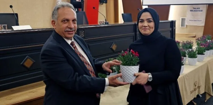 BAŞKAN YALÇIN ANNELER GÜNÜNÜ ÇİÇEKLE KUTLADI