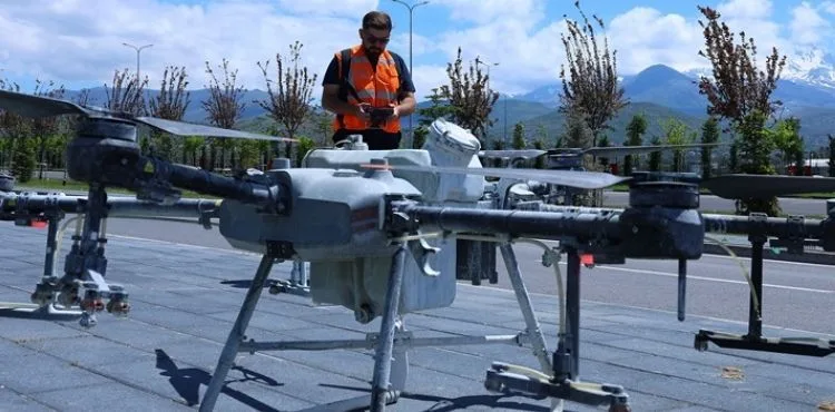 KAYSERİ BÜYÜKŞEHİR’DEN PARK VE MESİRE ALANLARINDA DRONE İLE İLAÇLAMA HİZMETİ