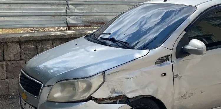 Otomobil ile çarpışan motosiklet dükkana girdi