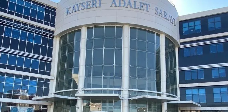 Teyzesine evlatlık verilen ve öz babasının ölümüne sebebiyet veren A.E.’nin yargılanmasına devam edildi.