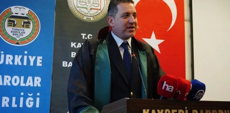Kayseri’de meslekte 40 ve 50’nci yılını dolduran avukatlara plaketleri verildi
