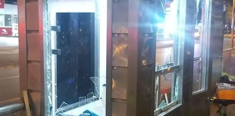 Tramvay durağı güvenlik kulübesinin camlarını kıran 3 kişi yakalandı
