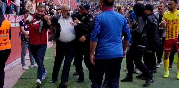 Nazon kırmızı kart gördü, Başkan Çamlı sahaya indi