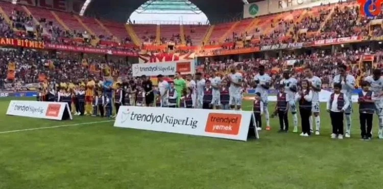 Jandarma yeleği giyen 25 personel çocuğu futbolculara eşlik etti