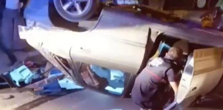 Otomobil ağaca çarparak takla attı