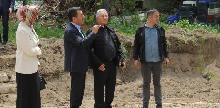 "Geçmişten Geleceğe Uzanan Eller: Saygı ve Minnettarlıkla"