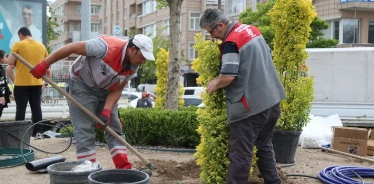 MELİKGAZİ İLÇEDEKİ KAVŞAKLARI GÜZELLEŞTİRİYOR
