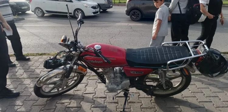 Motosiklet'in yayaya çarptığı kazada 1'i ağır 3 yaralı