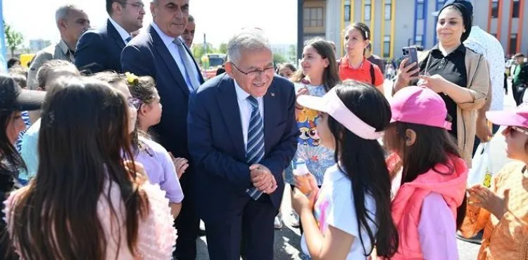 BAŞKAN BÜYÜKKILIÇ, MİNİK ÖĞRENCİLERİN GELENEKSEL BAHAR ŞENLİĞİ VE KERMES ETKİNLİĞİNE KATILDI