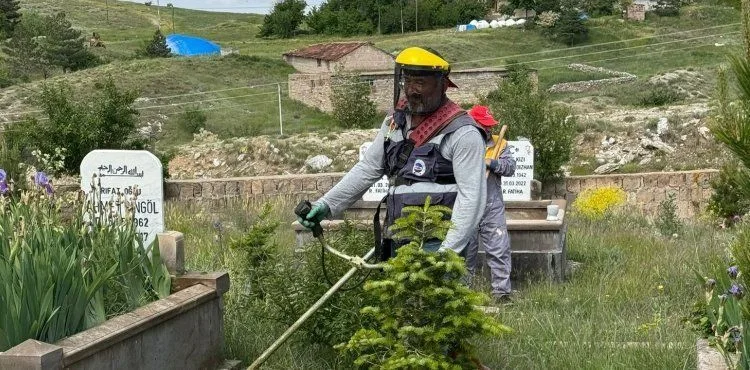 Başkan Dursun, bayram hazırlıkları için temizlik ekibiyle görev yaptı