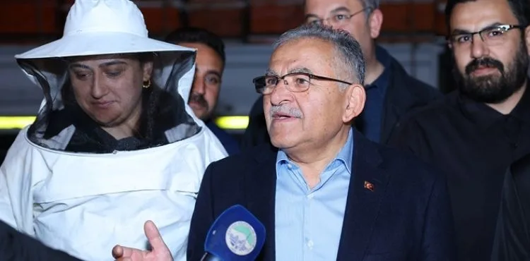 BAŞKAN BÜYÜKKILIÇ, YAKLAŞIK 10 MİLYON TL’LİK 2 BİN ARILI KOVANI ŞAFAK VAKTİ ÜRETİCİLERE DAĞITTI